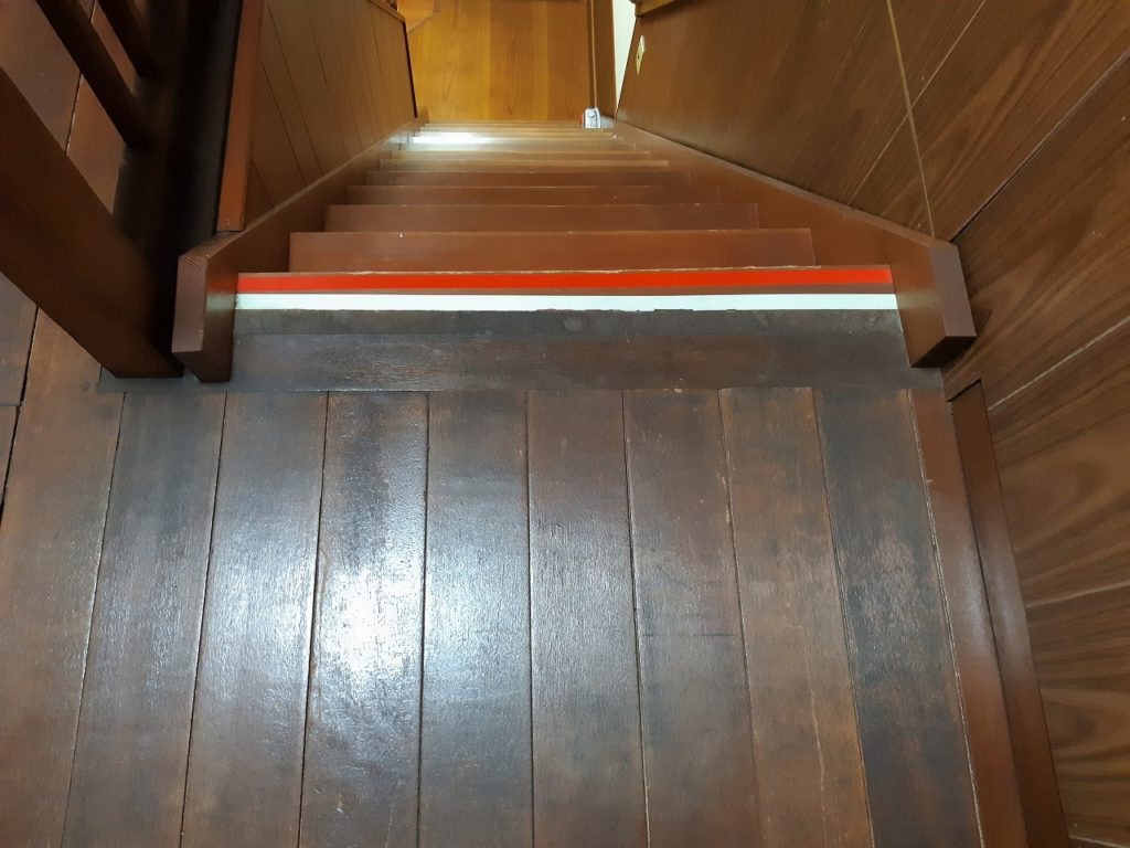 ２階廊下床/アピトン/階段框