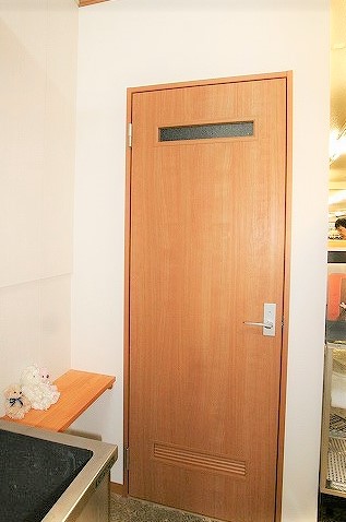 ダイケン社製のトイレ用ドア。
明かり窓と換気ガラリ付。明かり窓を付けることで電気の消し忘れに便利